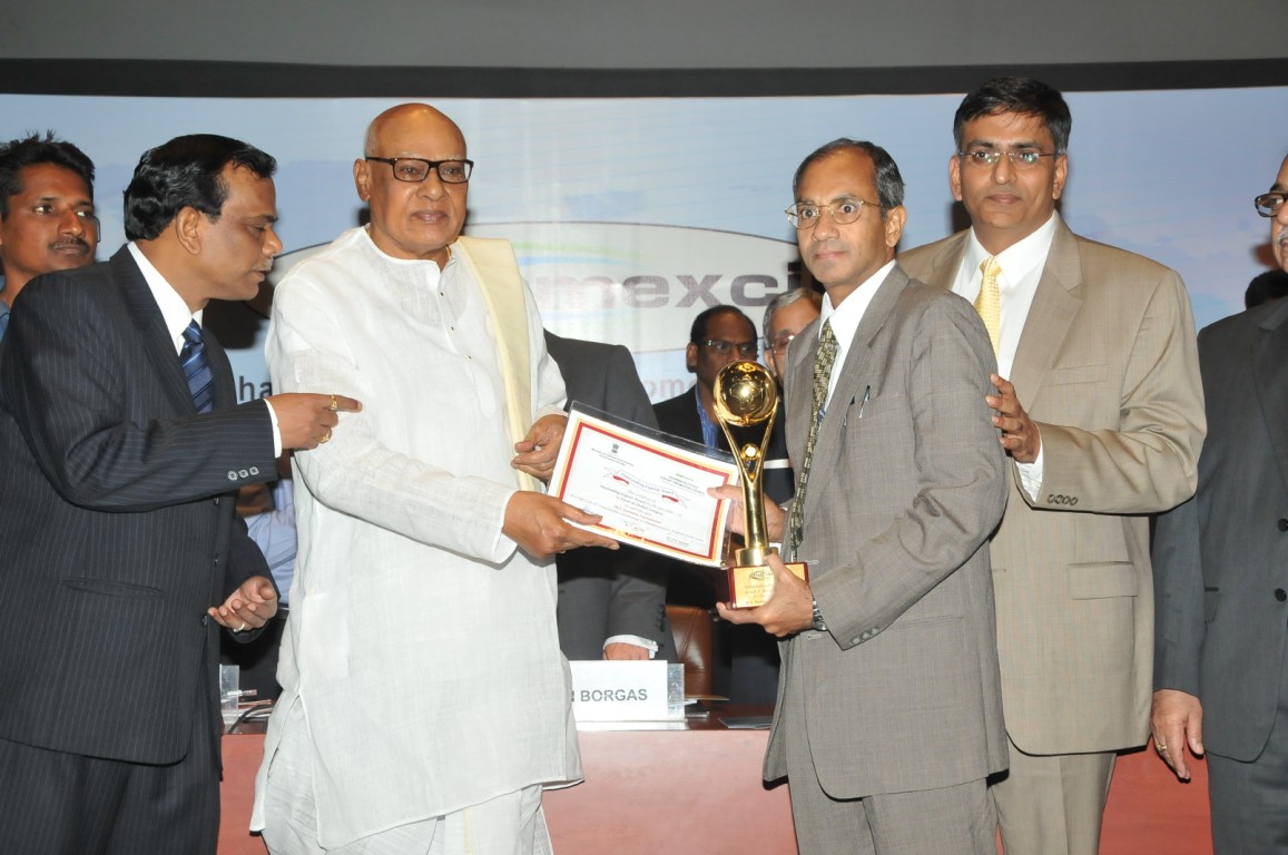 Jyotindra receiving export excellence award certificate and trophy